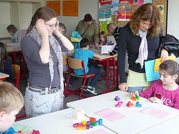 Beim Schnuppertag zeigen die älteren Schüler den künftigen Fünftklässern nicht nur das Haus, sie basteln und spielen auch mit ihnen. Fotos: p