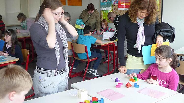 Beim Schnuppertag zeigen die älteren Schüler den künftigen Fünftklässern nicht nur das Haus, sie basteln und spielen auch mit ihnen. Fotos: p