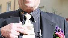 Emil Kraus zeigt die Laurentius-Krawatte, die alle Himmelsträger tragen.   Fotos: Gertsnekorn