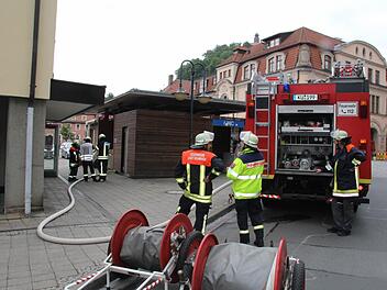 Mit dem Tanklöschfahrzeug konnte der Motorraum des Autos heruntergekühlt werden.  Foto: Matthias Beetz