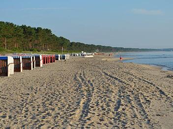 Nach drei Jahren ohne Meer stand ich dieses Jahr endlich wieder hier - und konnte nicht anders als zu weinen. Diese unerschütterliche, stolze Schönheit des Meeres. Die Natur, rau und ungestüm. Der Sand, weich und warm. Stundenlang im Strandkorb sitzen. Die endlose Weite des Meeres beobachten. Die kühle Brise genießen. Und das geht auf Rügen hervorragend: Denn hier pfeift der Wind mitunter besonders streng. Und weht mir den Stress und die Sorgen von der Seele.  Friederike Stark