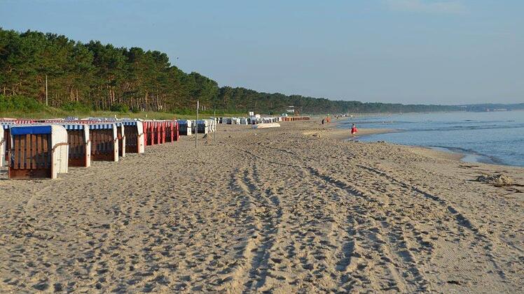 Nach drei Jahren ohne Meer stand ich dieses Jahr endlich wieder hier - und konnte nicht anders als zu weinen. Diese unerschütterliche, stolze Schönheit des Meeres. Die Natur, rau und ungestüm. Der Sand, weich und warm. Stundenlang im Strandkorb sitzen. Die endlose Weite des Meeres beobachten. Die kühle Brise genießen. Und das geht auf Rügen hervorragend: Denn hier pfeift der Wind mitunter besonders streng. Und weht mir den Stress und die Sorgen von der Seele.  Friederike Stark
