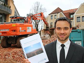 Zum zweiten Mal hat Kämmerer Christian Metz heuer einen Kreis-Haushalt ausgearbeitet. Eine der großen Brocken ist darin die Erweiterung und Sanierung des Landratsamtes, direkt vor der Haustür werden insgesamt mehr als zehn Millionen Euro investiert. Der Abbruch hat bereits beginnen. Foto: Ralf Ruppert