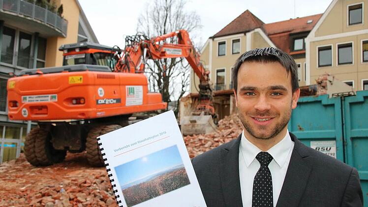 Zum zweiten Mal hat Kämmerer Christian Metz heuer einen Kreis-Haushalt ausgearbeitet. Eine der großen Brocken ist darin die Erweiterung und Sanierung des Landratsamtes, direkt vor der Haustür werden insgesamt mehr als zehn Millionen Euro investiert. Der Abbruch hat bereits beginnen. Foto: Ralf Ruppert