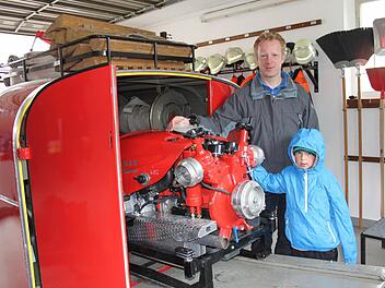 Kommandant Daniel Domes am 46 Jahre alten Tragkraftspritzenanhänger der Strössendorfer Feuerwehr. In der Bedarfsplanung in seiner Gemeinde wurde unter anderem festgelegt, dass Anhänger wie dieser durch ein Fahrzeug ersetzt werden.  Foto: Popp