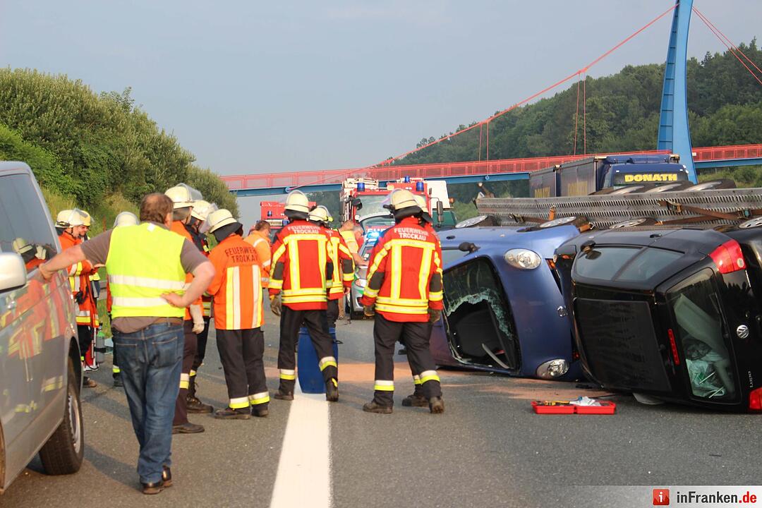 Drei Fahrspuren nach folgenschwerem Auffahrer blockiert - Geladene Autos liegen auf der Autobahn