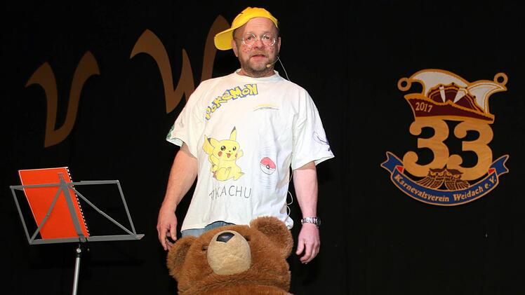 Über die Sicht des Lausbubs auf die Welt und seine Sorgen mit den "Verziehungsberechtigten" berichtete Volker Weigand (Coburg). Foto: Bettina Knauth