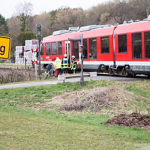 Landkreis Fürth: Regionalbahn erfasst Auto - vier Verletzte