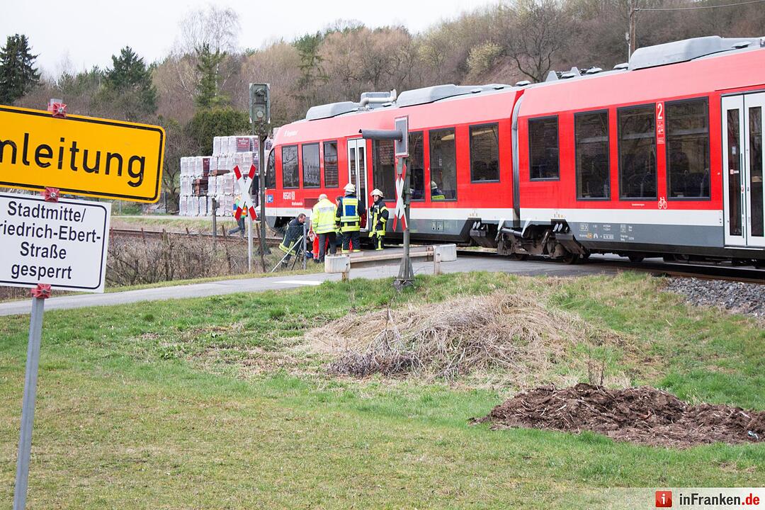 Landkreis Fürth: Regionalbahn erfasst Auto - vier Verletzte