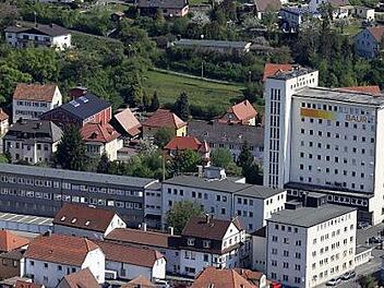 Im vorderen Bereich sind die drei Verwaltungsgebäude zu sehen, die beiden Bauten links wurden schon abgerissen. Foto: Baur