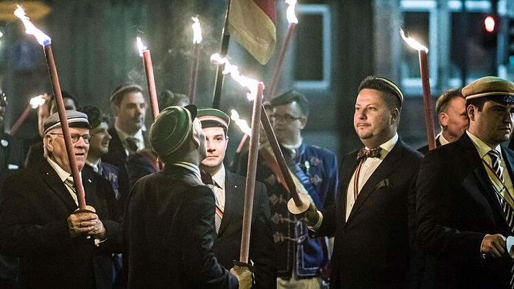 Coburger im Zeichen des 150. CC-Pfingstkongresses: Fackelzug und nächtliche Feierstunde auf dem Marktplatz.Foto: Jochen Berger