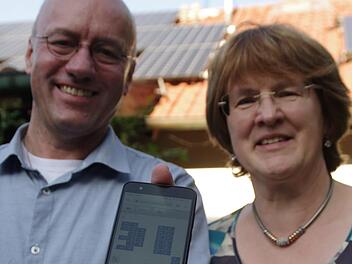 Jürgen und Beate Fischer können per App jederzeit die Leistung der Solaranlage und den Ladezustand der Batterie kontrollieren. Foto: Marco Meißner
