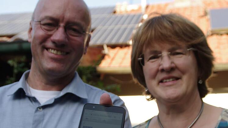 Jürgen und Beate Fischer können per App jederzeit die Leistung der Solaranlage und den Ladezustand der Batterie kontrollieren. Foto: Marco Meißner