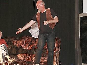 Um die Schauspielerei und Corona ging es bei einem Sofagespräch zwischen (von links) Wolfgang Martin, Markus Veith und Rüdiger Baumann im Stadtsteinacher Frankenwaldtheater. Foto: Klaus Klaschka