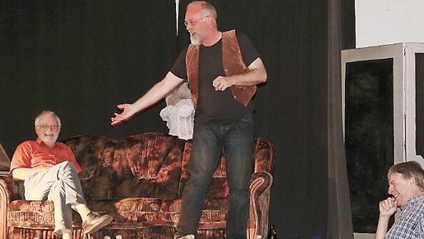 Um die Schauspielerei und Corona ging es bei einem Sofagespräch zwischen (von links) Wolfgang Martin, Markus Veith und Rüdiger Baumann im Stadtsteinacher Frankenwaldtheater. Foto: Klaus Klaschka