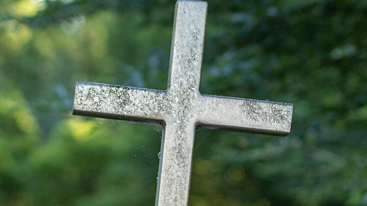 Wenn ein Priester wegen sexuellen Missbrauchs verurteilt wird, ist für viele Menschen eindeutig klar: Er ist der Böse. In einem Fall im Bistum Würzburg ist die Situation nicht eindeutig Schwarz und Weiß.  Foto: Getty Images
