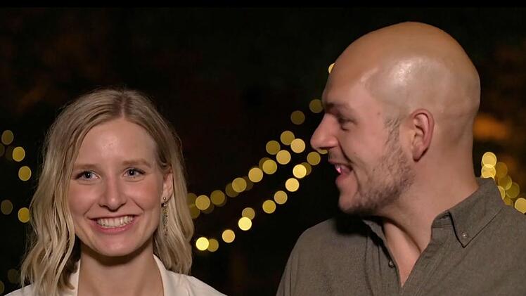 Lina und Daniel sind happy und wollen zusammenbleiben.