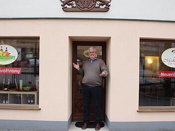 Uwe Fürstmann vor seinem neuen Laden am Paradeplatz 20. Foto: Roepert