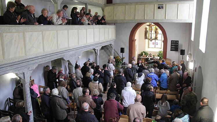 Nicht alle Besucher passten beim Gottesdienst in die Kirche.