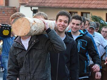 Kräftige Gauaschacher: Die Burschen aus Ober- und Unterdorf trugen den "Kirwe-Baum". Fotos: Jana Keul