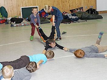 Hoch her ging es bei den Spielen mit den RSV-Betreuerinnen, unter anderem beim "Rübenziehen".  Fotos: Sabine Weinbeer
