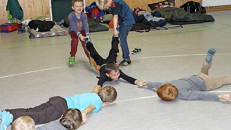 Hoch her ging es bei den Spielen mit den RSV-Betreuerinnen, unter anderem beim "Rübenziehen".  Fotos: Sabine Weinbeer