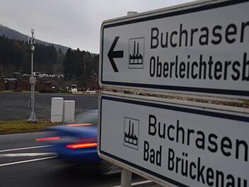 13 Masten beobachten mit Messger&auml;ten das Stra&szlig;enwetter, wie hier an der B27 auf H&ouml;he des Oberleichtersbacher Gewerbegebiets Buchrasen, und informieren k&uuml;nftig in der Region Main-Rh&ouml;n die zust&auml;ndige Stra&szlig;enmeisterei, wenn es glatt zu werden droht. Foto: Michael Mahr