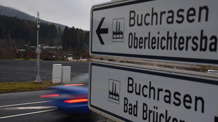 13 Masten beobachten mit Messger&auml;ten das Stra&szlig;enwetter, wie hier an der B27 auf H&ouml;he des Oberleichtersbacher Gewerbegebiets Buchrasen, und informieren k&uuml;nftig in der Region Main-Rh&ouml;n die zust&auml;ndige Stra&szlig;enmeisterei, wenn es glatt zu werden droht. Foto: Michael Mahr