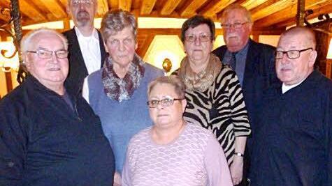 Pfarrer Roland Neher (hinten) bedankte sich bei den Gründungsmitgliedern Rudolf Krauß, Gerlinde Ledl, Ruth Hofmann, der Vorsitzenden Annemarie Böhm, dem 2. Vorsitzenden Archibald Lehmann und Rainer Hofmann (von links) für ihr 30-jähriges Engagement. Foto: Alfred Thieret