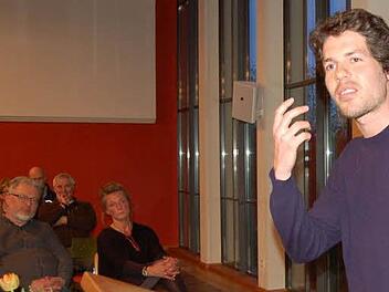 Mit profundem Wissen und Temperament warb Philip Kovce im Contakt für das bedingungslose Grundeinkommen und begeisterte damit die Zuhörer. Foto: Helke Renner
