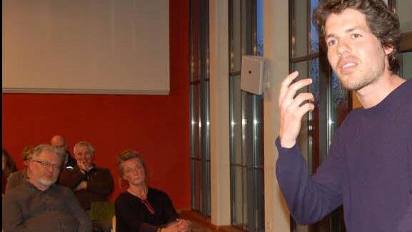 Mit profundem Wissen und Temperament warb Philip Kovce im Contakt für das bedingungslose Grundeinkommen und begeisterte damit die Zuhörer. Foto: Helke Renner