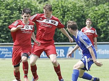 Marcel Übelein (r.) vom TSV Hirschaid stellt sich den beiden Reichmannsdorfern Jonas Zwillich (l.) und Markus Thomann in den Weg. Fotos: sportpress