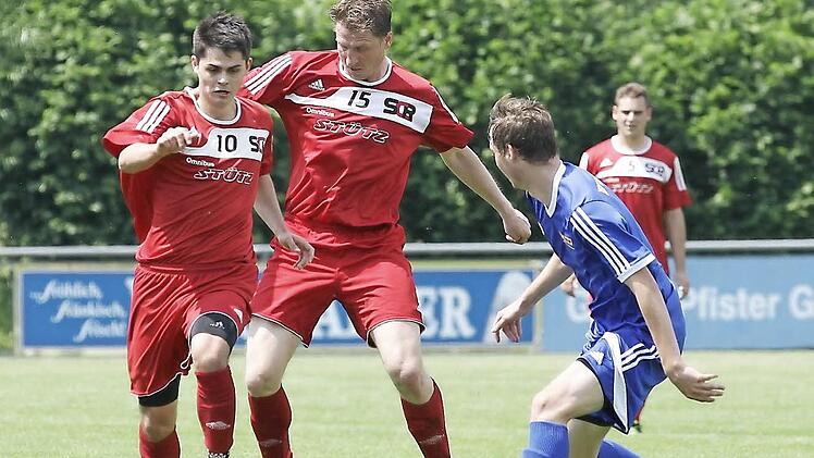 Marcel Übelein (r.) vom TSV Hirschaid stellt sich den beiden Reichmannsdorfern Jonas Zwillich (l.) und Markus Thomann in den Weg. Fotos: sportpress