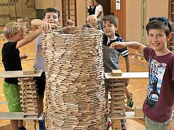 Beeindruckende Bauwerke entstanden in der Garitzer Schulturnhalle. Davon konnten sich die Eltern beim Schulfest überzeugen. Foto: Czelustek