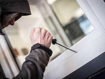 Über die Fensterscheibe drangen die beiden Täter in das Einfamilienhaus ein (Symbolbild) Foto: pexels.com