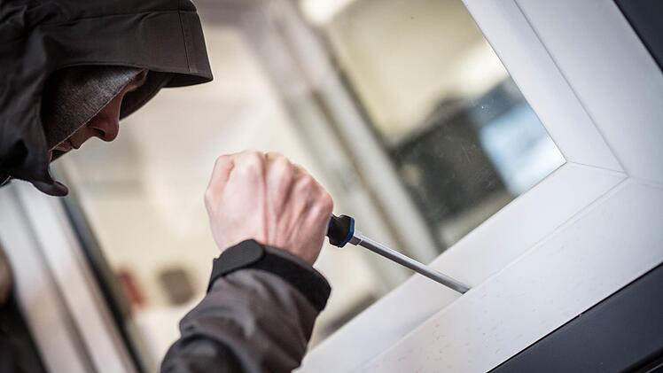 Über die Fensterscheibe drangen die beiden Täter in das Einfamilienhaus ein (Symbolbild) Foto: pexels.com