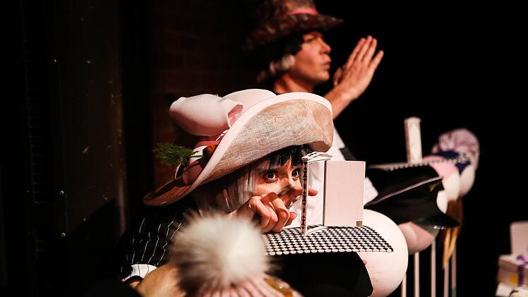 Szene aus dem Songzyklus "Wunderland" von Anno Schreier in der coburger ReithalleFoto: Henning Rosenbusch