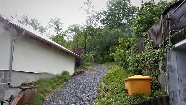 F&uuml;r den Fu&szlig;weg am "Hohen Weg" wurde durch den Bauausschuss des Gemeinderates  eine einvernehmliche L&ouml;sung mit den beteiligten Grundst&uuml;ckseigent&uuml;mern gefunden. Werner Rei&szlig;aus