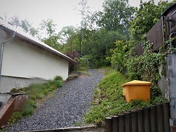 Für den Fußweg am "Hohen Weg" wurde durch den Bauausschuss des Gemeinderates  eine einvernehmliche Lösung mit den beteiligten Grundstückseigentümern gefunden. Werner Reißaus