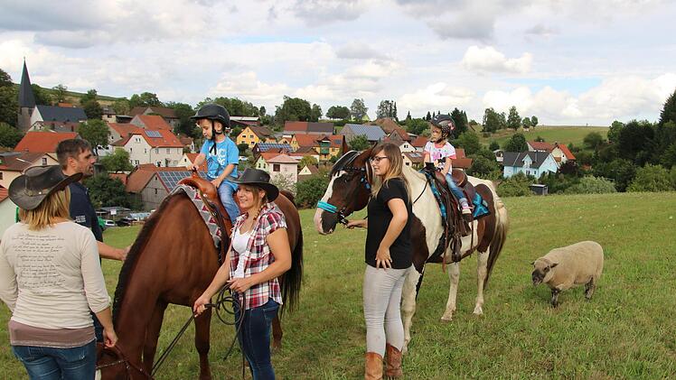 Das Reiten auf zwei großen Pferden war ein großer Spaß  für die Kinder beim Reichenbacher Westernfest. Fotos: Klaus Klaschka