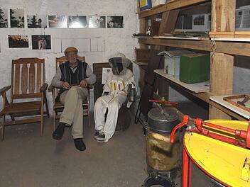 Klaus Becker in seinem Imker-Eck. Das Museum im Dachgeschoss in Obermembach darf bleiben.     Foto: Richard Sänger