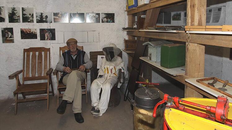 Klaus Becker in seinem Imker-Eck. Das Museum im Dachgeschoss in Obermembach darf bleiben.     Foto: Richard Sänger