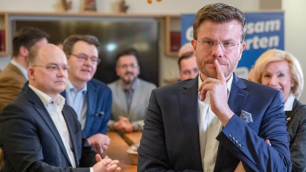 Marcus K&ouml;nig (vorn), CSU-Spitzenkandidat f&uuml;r das Oberb&uuml;rgermeisteramt in N&uuml;rnberg,  steht unter Quarant&auml;ne. Grund ist eine m&ouml;gliche Ansteckung mit dem Coronavirus. Foto: Daniel Karmann/dpa