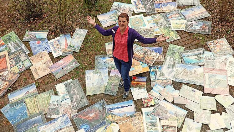 Alexandra Wetscherek vom Sozialdienst der Karl-Herold-Wohnanlage mit einem Teil der Kalender, die an die Kulmbacher Seniorenheime weitergegeben wurden.