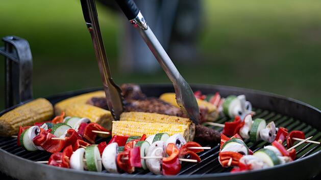 Unter anderem gehört eine passende Grillzange zum Grillzubehör unbedingt dazu.