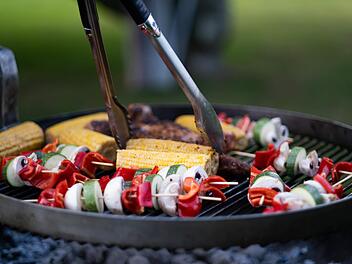 Unter anderem gehört eine passende Grillzange zum Grillzubehör unbedingt dazu.