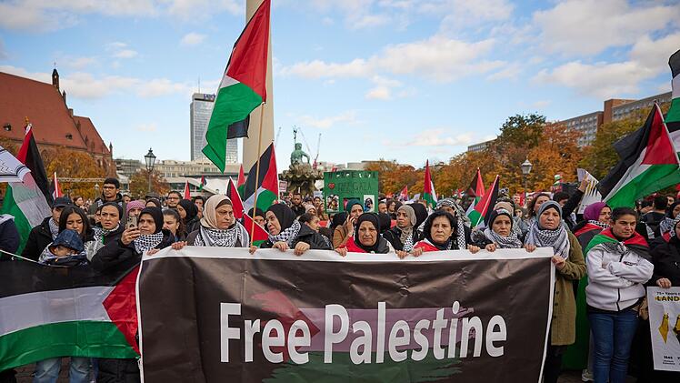 Nahostkonflikt - Pro-Pal&auml;stina-Kundgebung in Berlin