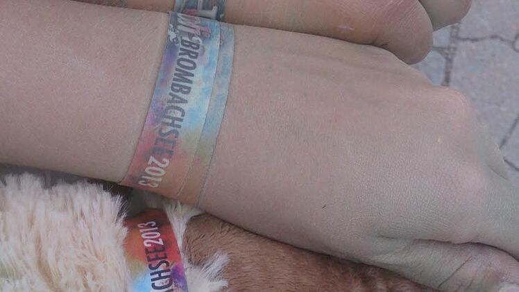 Zwei Hände, und ein Huf: Saskia, Kaja und Heidi zeigen ihre Holi-Eintrittsbändchen. Foto: facebook.com/HoliCowHeidi