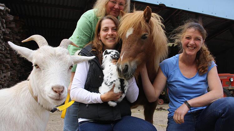 Tierisch turbulent: Ziege Fienchen, Hase Trick und das Pony mit dem schönen Namen "Elli Waldfee" lassen sich zum Foto-Shooting streicheln: von Doris Tröppner (hinten), Lisa Bäuerlein und Jutta Hein.  Fotos: Diana Fuchs