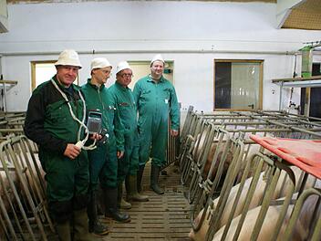 Zum Stallgespräch empfing Klaus Schneider auf seinem Hof in Zeil-Bischofsheim BBV-Geschäftsführer Klaus Pieroth, Fachtierarzt Dr. Gerhard Stößel und BBV-Kreisobmann Klaus Merkel (von links).